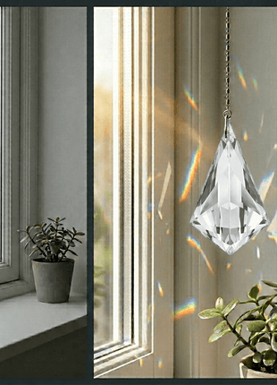 Crystal prism hanging by a window with rainbow折射效果